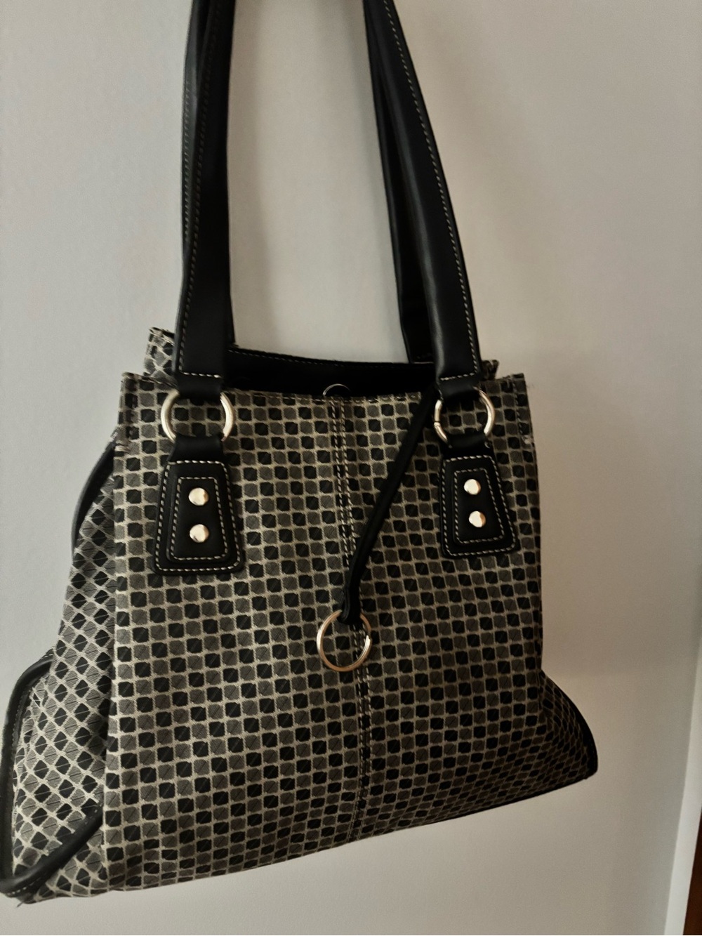 Nine & Co. shoulder bag geometric check pattern in gray and black